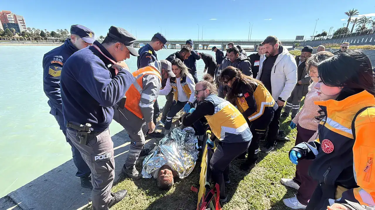 Antalya Büyükşehir İşçisi Kendini Bir Anda Sulara Bıraktı 7